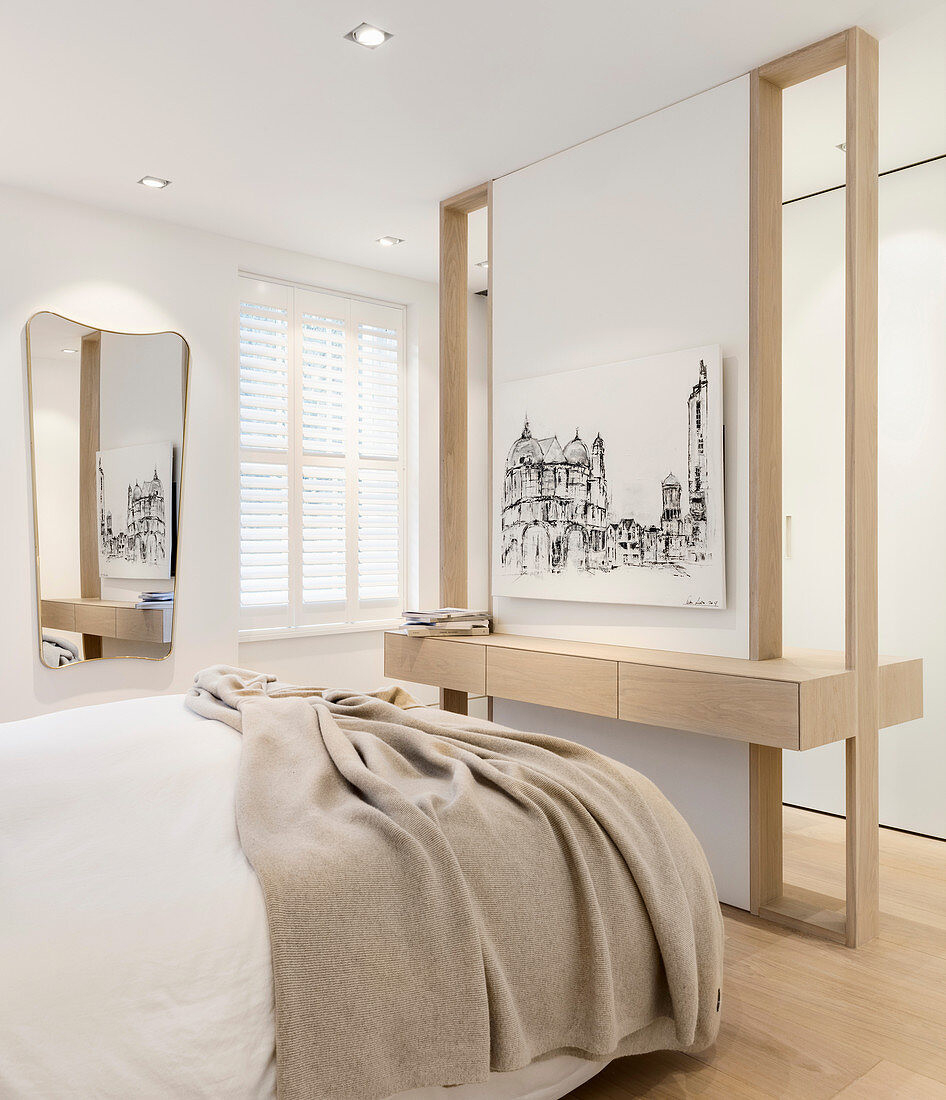 Bild An Der Modernen Trennwand Vorm Bett … – Bild Kaufen Regarding Schlafzimmer Trennwand