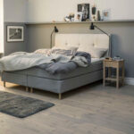 Schlafzimmer Mit Halbhoher Grauer Wand – [Schöner Wohnen] In Schlafzimmer Wandfarbe Grau