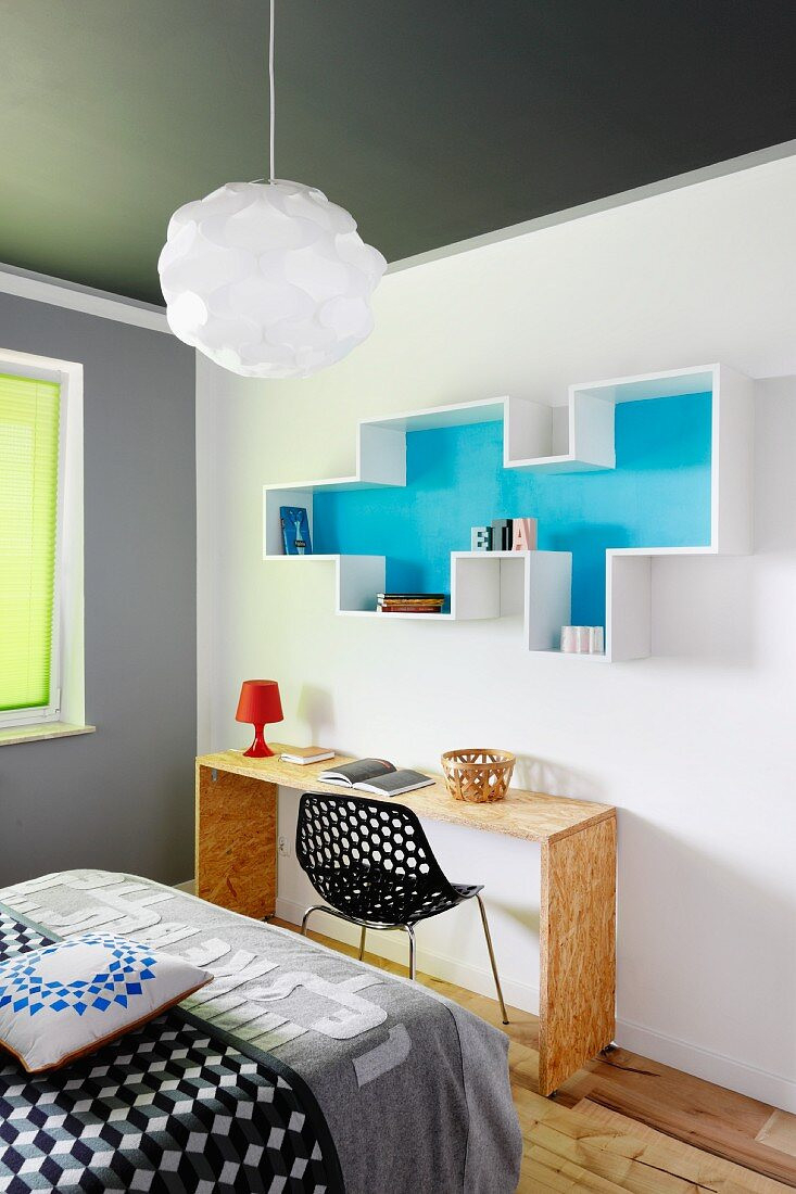 Wandregal Mit Hellblauer Rückwand Über … – Bild Kaufen – 11331541 with regard to Wandregal Schlafzimmer